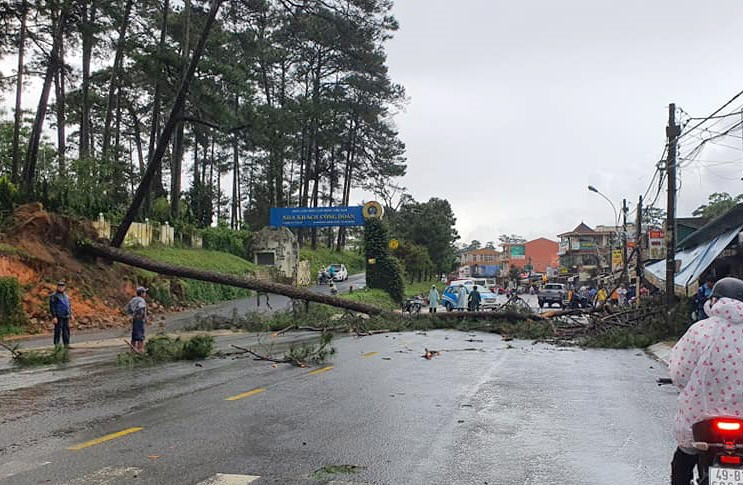 Di dời khẩn cấp hàng chục người khỏi khu vực sạt lở -0