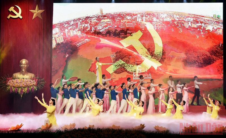 Một tiết mục biểu diễn nghệ thuật tại lễ kỷ niệm. (Ảnh: DUY LINH) Kỷ niệm 120 năm Ngày sinh đồng chí Nguyễn Phong Sắc -0