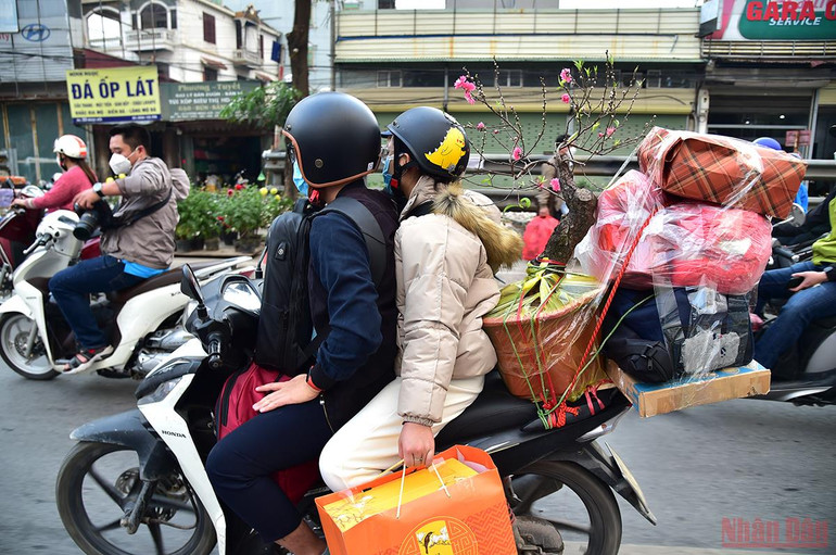 Hà Nội: Người dân lỉnh kỉnh đồ đạc về quê ăn Tết, nhiều tuyến đường ùn ứ -0