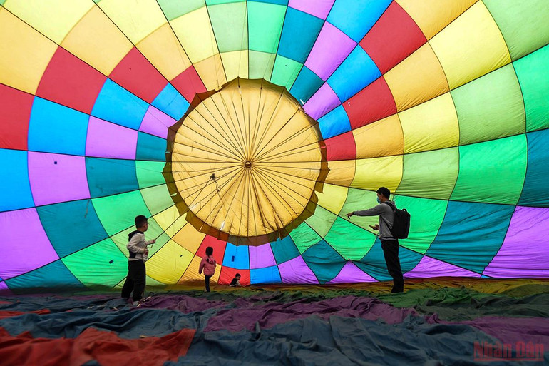 Người Hà Nội vui thích với Lễ hội khinh khí cầu -0