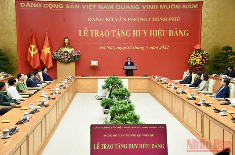 Quang cảnh buổi lễ. (Ảnh: TRẦN HẢI) Trao tặng Huy hiệu 55 năm tuổi Đảng cho nguyên Thủ tướng Nguyễn Tấn Dũng -0