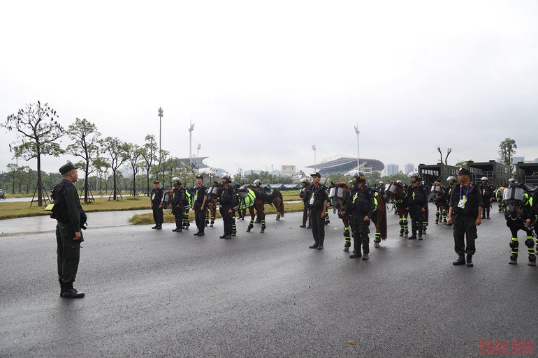 Cận cảnh dàn kỵ binh làm nhiệm vụ tại sân vận động Mỹ Đình -0