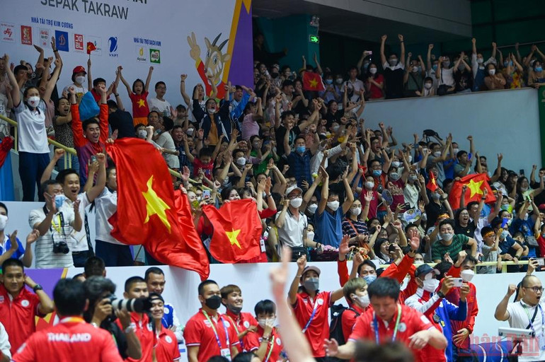 Người hâm mộ phấn khích với màn trình diễn của cầu mây nữ Việt Nam -0