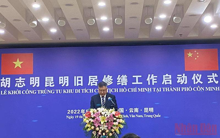 Phó Chủ nhiệm Ban Ngoại vụ tỉnh Vân Nam Hách Côn phát biểu tại buổi lễ. Trùng tu di tích nơi ở cũ của Chủ tịch Hồ Chí Minh tại Côn Minh, Trung Quốc -0