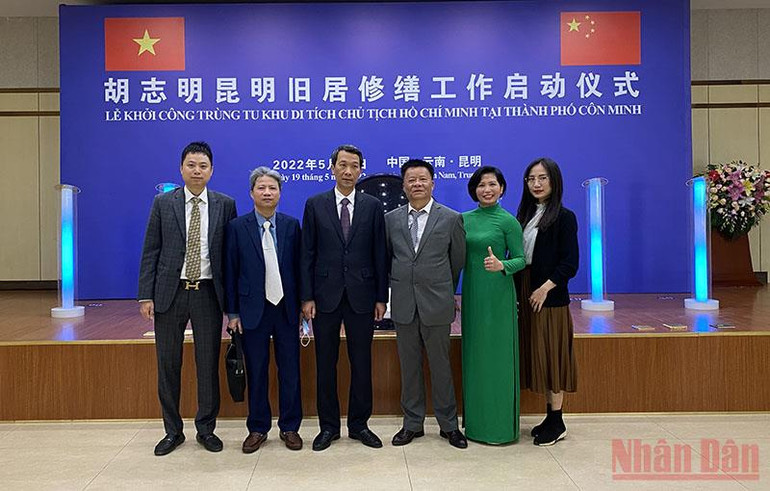 Cán bộ Tổng Lãnh sự quán Việt Nam tại Côn Minh cùng đại diện cộng đồng người Việt Nam tại Vân Nam chụp ảnh lưu niệm tại buổi lễ. Trùng tu di tích nơi ở cũ của Chủ tịch Hồ Chí Minh tại Côn Minh, Trung Quốc -0