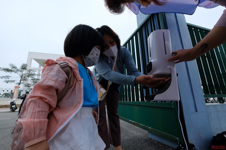 Ngày đầu trở lại trường bỡ ngỡ của gần 600.000 trẻ mầm non Hà Nội -0