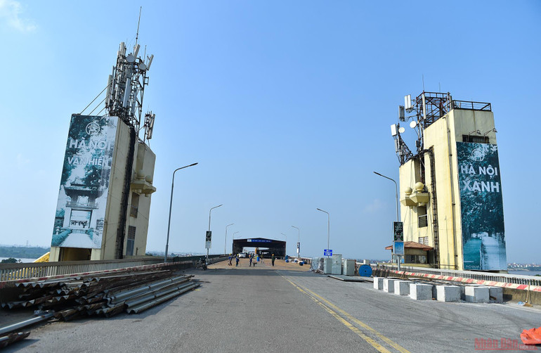 Cận cảnh “đại công trường” sửa chữa, nâng cấp mặt cầu Thăng Long -0