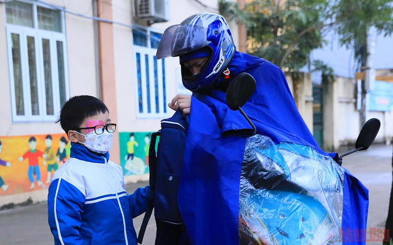 Hà Nội: Học sinh khối tiểu học và lớp 6 trong ngày đầu trở lại trường -0