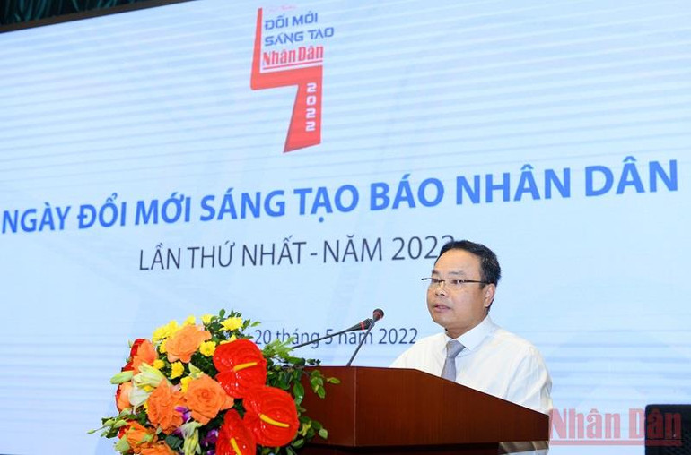 Phó Tổng Biên tập Đinh Như Hoan trình bày báo cáo tổng kết hoạt động hưởng ứng Ngày đổi mới sáng tạo Báo Nhân Dân lần thứ nhất. “Phải phấn đấu thực hiện đổi mới sáng tạo mỗi giây, mỗi phút” -0