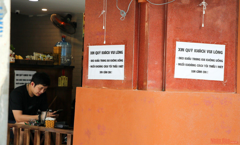 Hàng quán Hà Nội dựng vách ngăn phòng Covid-19 -0