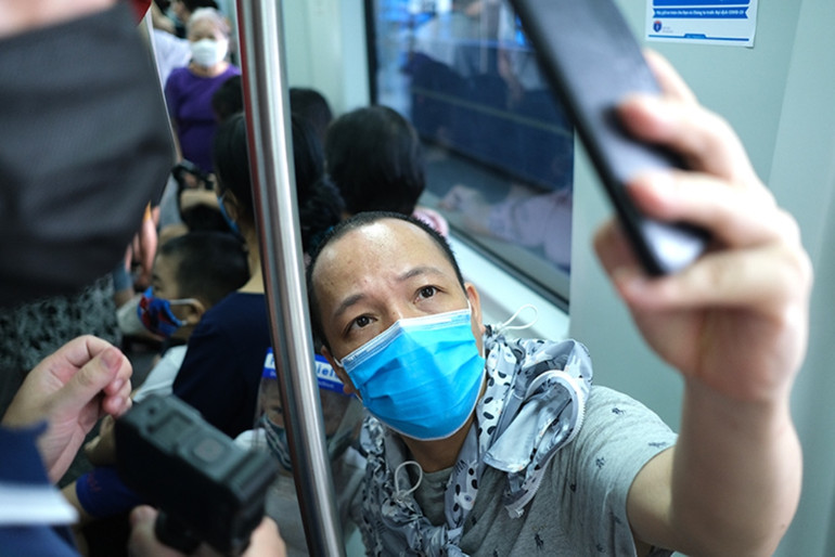 Người dân chen chúc đi thử tàu điện Cát Linh - Hà Đông, tiềm ẩn nguy cơ dịch bệnh -0