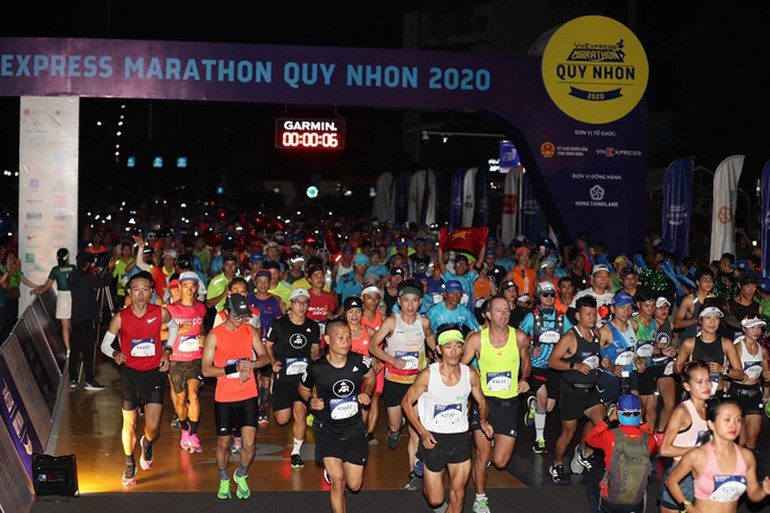 Giải chạy VnExpress Marathon Quy Nhơn 2020 thu hút hàng ngàn người tham gia -0