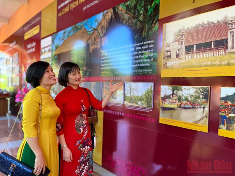 Người dân đến xem triển lãm trong buổi khai mạc. Triển lãm chuyên đề “Về nơi lưu dấu chân Người” -0