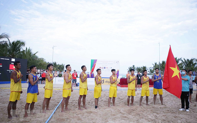 Lễ chào cờ của đội tuyển Việt Nam trước khi thi đấu. Bóng ném bãi biển Việt Nam thắng dễ trận mở màn -0