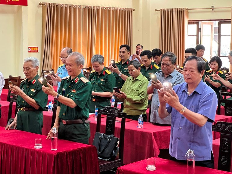 Các đại biểu tham dự chương trình nhắn tin tri ân. Phát động chương trình nhắn tin “Tri ân liệt sĩ” -0