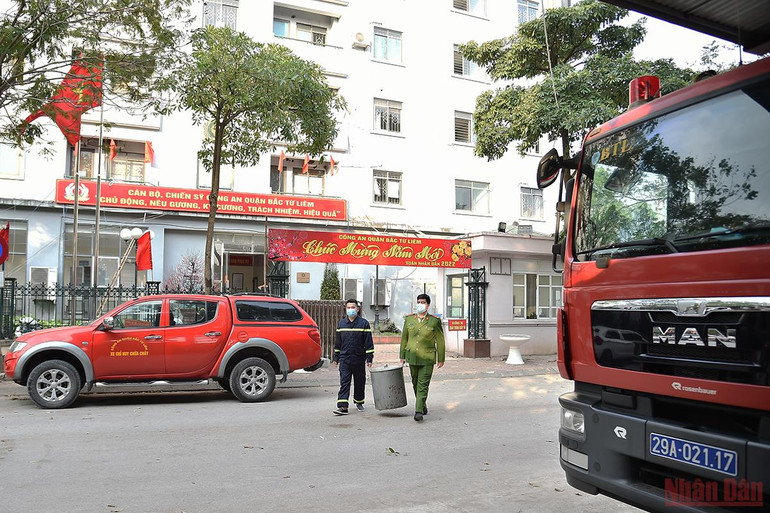 Những người lính đi cùng mùa xuân -0