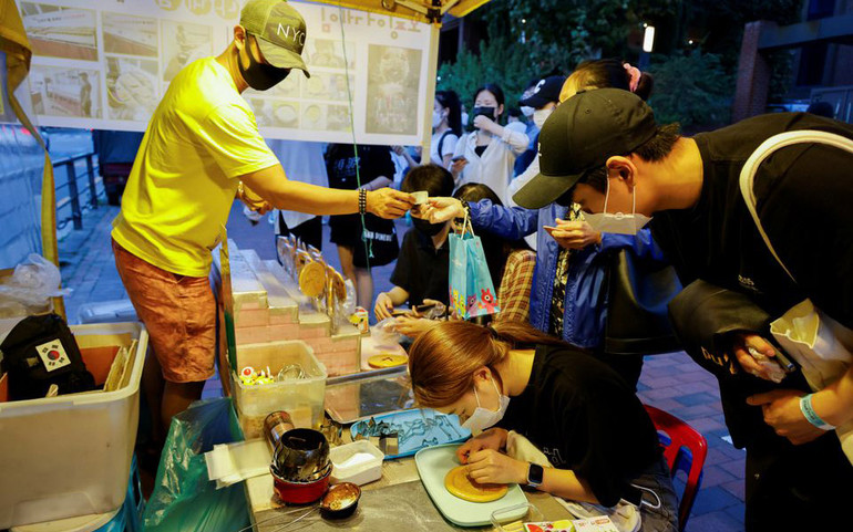 Bùng nổ cơn sốt gẩy kẹo trong phim “Trò chơi con mực” -0