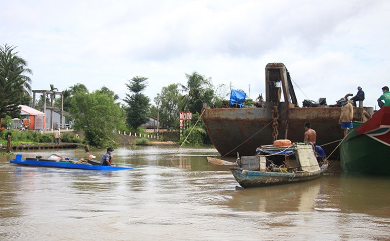 Sớm khắc phục sự cố xà-lan cát bị chìm trên kênh Xáng Xà No -0
