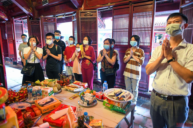 Sĩ tử đến Văn Miếu dâng lễ, cầu may trước kỳ thi tốt nghiệp THPT -0