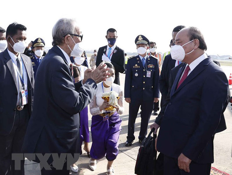 Chủ tịch nước đến Phnom Penh, bắt đầu thăm chính thức Campuchia -0