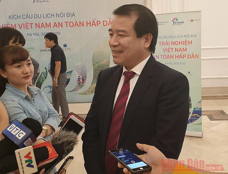 Phó Tổng cục trưởng Hà Văn Siêu trả lời phóng viên bên lề Hội nghị (Ảnh: TRANG LINH) An toàn và hấp dẫn: yếu tố then chốt của kích cầu du lịch cuối năm -0