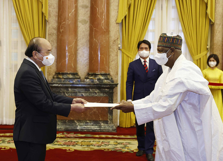 Chủ tịch nước Nguyễn Xuân Phúc nhận Quốc thư của Đại sứ Nigeria Hassan Adamu Mamani. (Ảnh: TTXVN) Chủ tịch nước tiếp các Đại sứ Timor Leste, Nigeria và Mông Cổ -2
