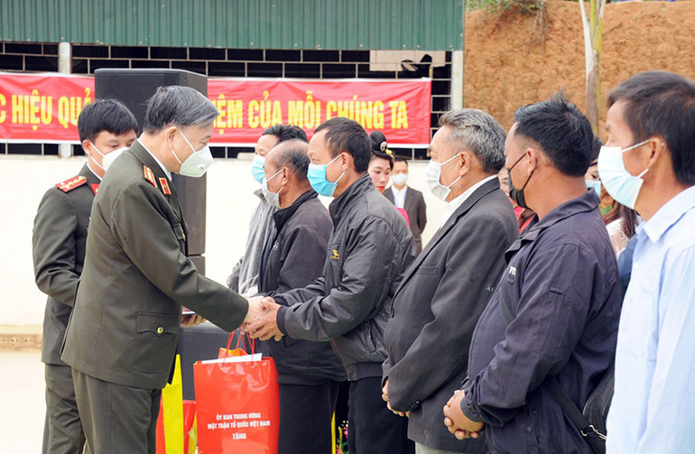 Bộ trưởng Tô Lâm trao quà tặng các các già làng, trưởng bản có uy tín xã Phì Nhừ. Bộ trưởng Công an Tô Lâm dự Ngày hội Đại đoàn kết toàn dân tộc năm 2021 tại Điện Biên -0