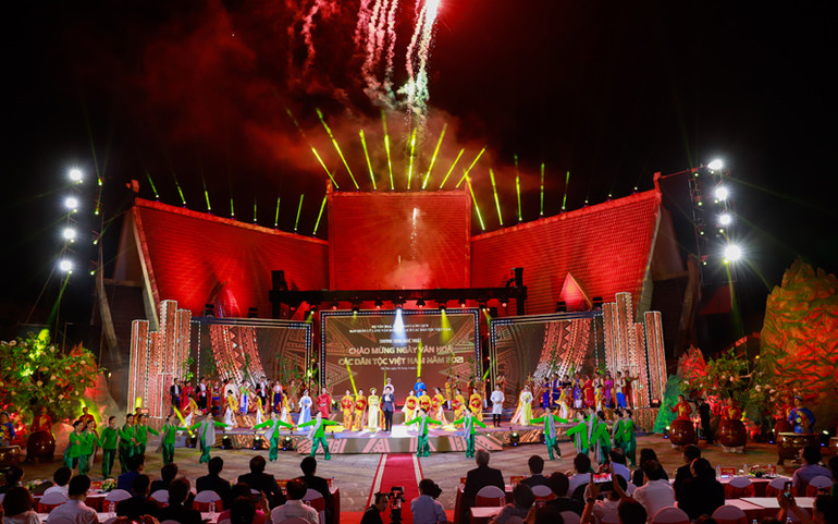 Cánh chim đầu đàn của nghệ thuật ca múa nhạc nước nhà ảnh 1 Cánh chim đầu đàn của nghệ thuật ca múa nhạc nước nhà -0