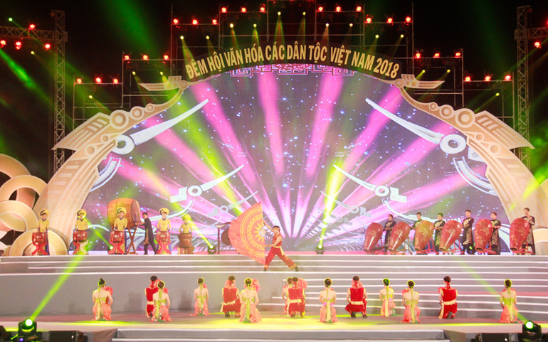 Cánh chim đầu đàn của nghệ thuật ca múa nhạc nước nhà ảnh 4 Cánh chim đầu đàn của nghệ thuật ca múa nhạc nước nhà -0