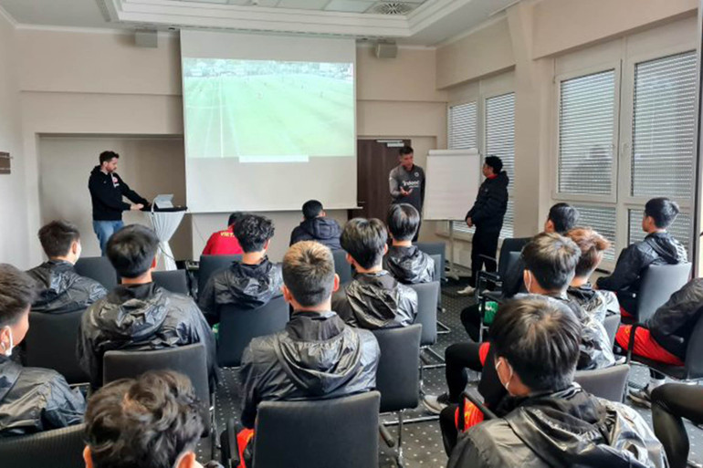 Các cầu thủ U17 Việt Nam lắng nghe phân tích chiến thuật từ huấn luyện viên Nicolai Adam. (Ảnh: VFF) Tuần tập huấn bổ ích của U17 Việt Nam tại Frankfurt -0