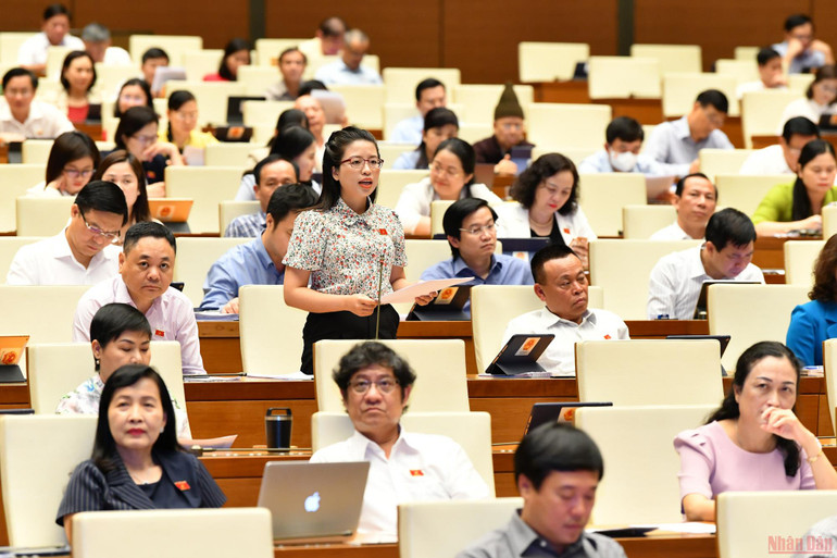 Đại biểu Nguyễn Thị Hà phát biểu tại phiên thảo luận của Quốc hội chiều 14/6. (Ảnh: KHOA NGUYÊN) Hoàn thiện các quy định pháp luật về phòng, chống bạo lực gia đình -0
