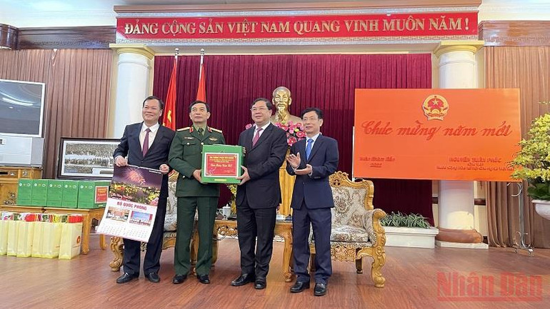 Đại tướng Phan Văn Giang trao quà cho Thường trực Tỉnh ủy Nam Định trong chuyến thăm, chúc Tết Tỉnh ủy. Đại tướng Phan Văn Giang thăm, tặng quà Tết tại Nam Định -0