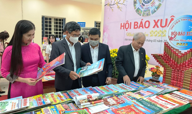 Các đại biểu xem các ấn phẩm Xuân Nhâm Dần năm 2022. Đắk Nông tổ chức Hội báo Xuân Nhâm Dần năm 2022 -0