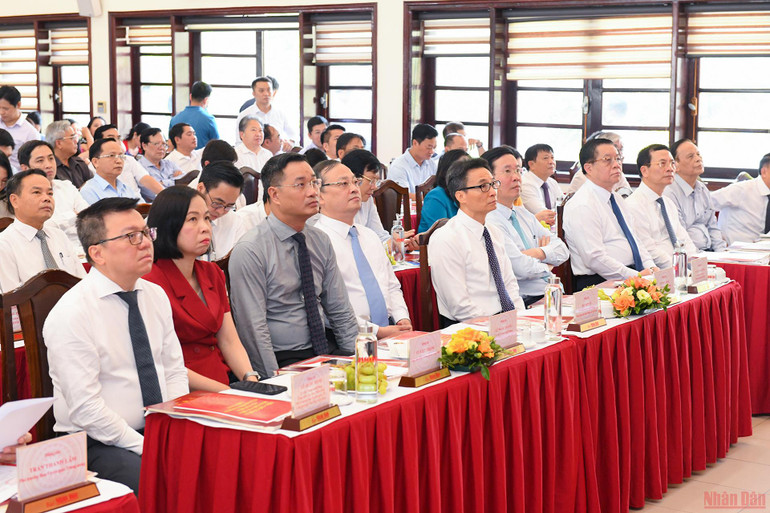 Tới dự lễ phát động có các đồng chí: Võ Văn Thưởng, Ủy viên Bộ Chính trị, Thường trực Ban Bí thư; Nguyễn Trọng Nghĩa, Bí thư Trung ương Đảng, Trưởng Ban Tuyên giáo Trung ương; Vũ Đức Đam, Ủy viên Trung ương Đảng, Phó Thủ tướng Chính phủ; Lê Quốc Minh, Tổng Biên tập Báo Nhân Dân, Phó Trưởng Ban Tuyên giáo Trung ương, Chủ tịch Hội Nhà báo Việt Nam; Nguyễn Mạnh Hùng, Phó Trưởng Ban Tuyên giáo Trung ương, Bộ trưởng Thông tin và Truyền thông; Đỗ Tiến Sỹ, Tổng Giám đốc Đài Tiếng nói Việt Nam; Lê Ngọc Quang, Tổng Giám đốc Đài Truyền hình Việt Nam; Vũ Việt Trang, Tổng Giám đốc Thông tấn xã Việt Nam.(Ảnh: THÀNH ĐẠT) Phát động phong trào thi đua “Xây dựng môi trường văn hóa trong các cơ quan báo chí” -0
