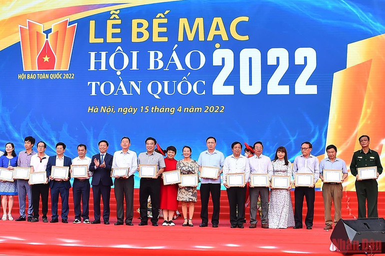 Lễ bế mạc Hội Báo toàn quốc 2022: Tôn vinh những tập thể, đơn vị xuất sắc -0