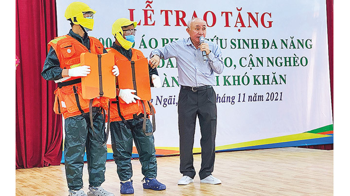 Nhà sáng chế Võ Văn Hoàng Minh hướng dẫn ngư dân sử dụng áo phao đa năng. Áo phao cùng vượt sóng -0