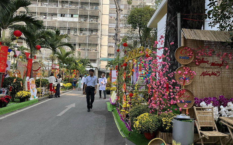 Rực rỡ đường hoa Chợ Rẫy -0