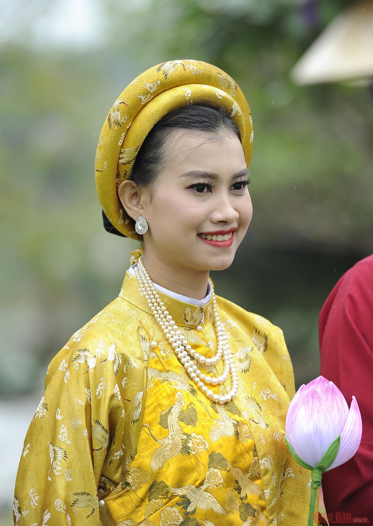 Dầm mưa xem trình diễn áo dài truyền thống xứ Huế -0