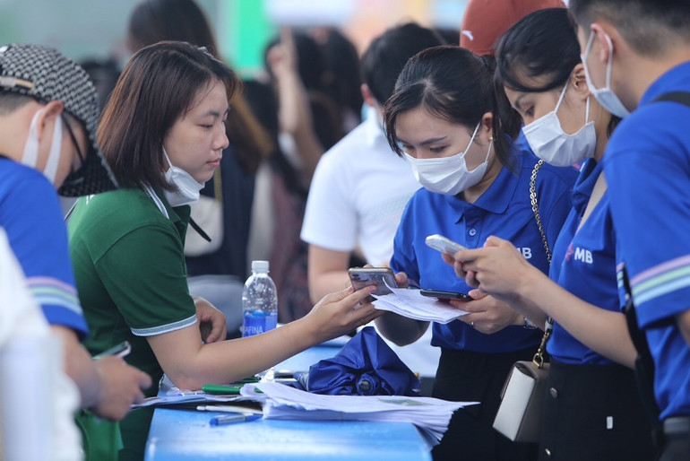 10.000 phần quà từ Ban Tổ chức và nhiều ưu đãi, quà tặng từ các gian hàng sẽ được gửi tặng tới người tham dự trong 2 ngày 16 và 17-4. Khai mạc “Ngày thẻ Việt Nam lần 2” dành cho giới trẻ -0
