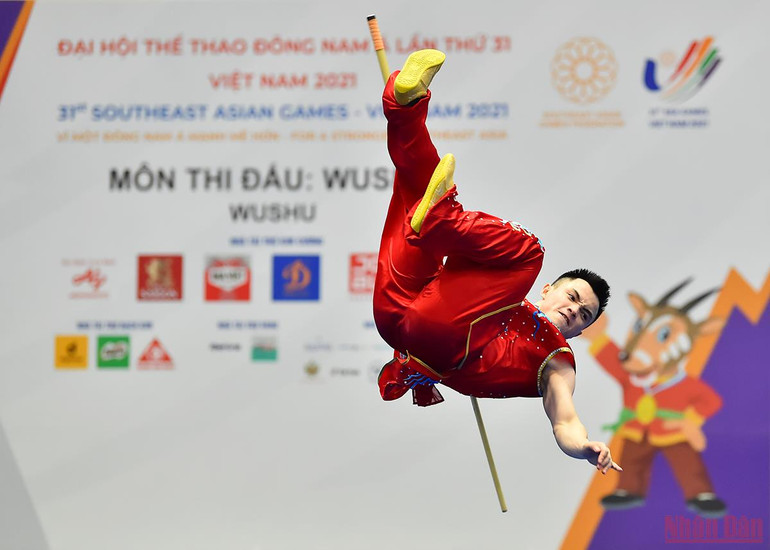 Thi đấu bên cạnh người đàn anh Phạm Quốc Khánh trong 3 nội dung nam đao nam, nam quyền và nam côn, Nông Văn Hữu cho thấy sự chững chạc của mình qua cách thi đấu ở từng bài biểu diễn. Những làn gió mới của Wushu Việt Nam -0