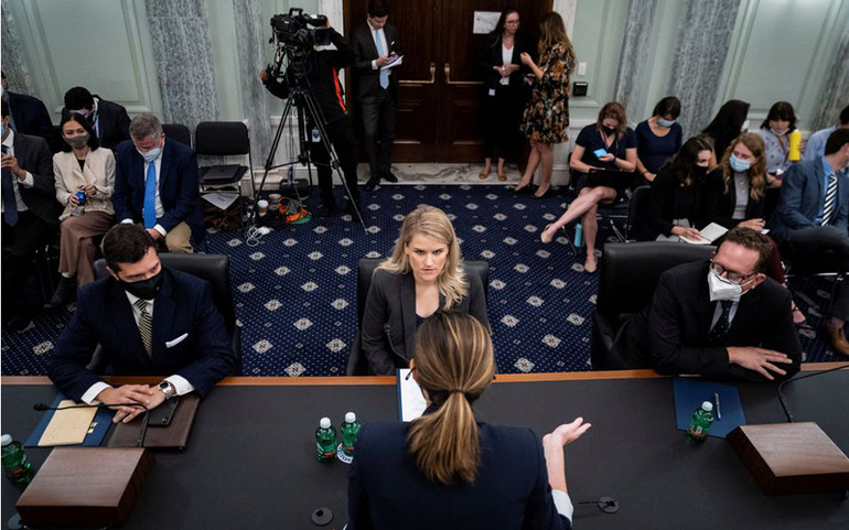 Bà Frances Haugen tại Phiên điều trần. (Ảnh: Reuters) Facebook đối mặt những cáo buộc nghiêm trọng -0