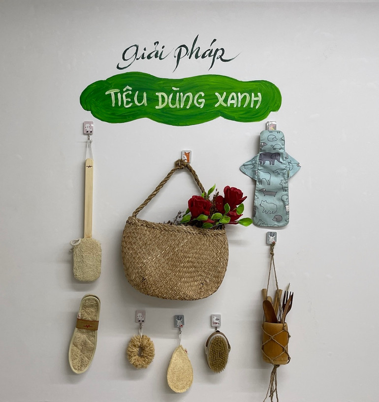 Một vài lựa chọn cho giải pháp “Tiêu dùng xanh” được trưng bày bởi cửa tiệm Xanh Suốt. Anh_18-1645627128656.jpg