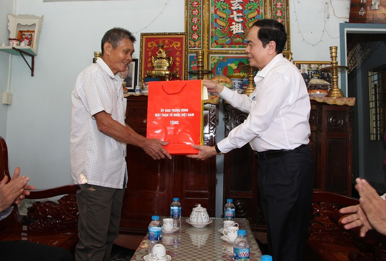 Đồng chí Trần Thanh Mẫn tặng quà Tết gia đình chính sách, hộ nghèo tại tỉnh Hậu Giang -0