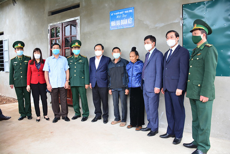 Trao gần trăm phần quà tặng các gia đình đồng bào DTTS trên biên giới -0