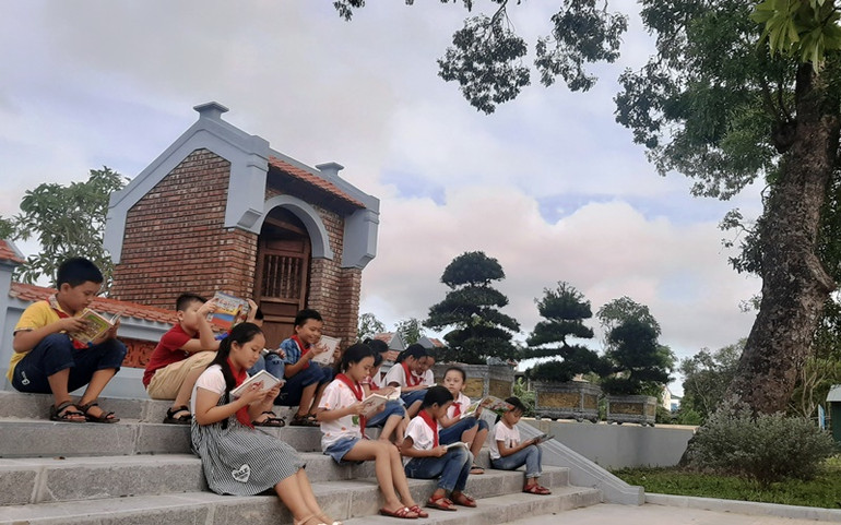 Học sinh trường Tiểu học thị trấn Tiên Điền hào hứng tìm đọc Truyện Kiều trong giờ giải lao. Học Truyện Kiều trên đất Nghi Xuân -0