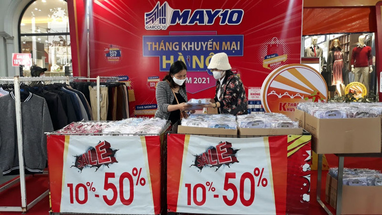 Người tiêu dùng tìm mua các sản phẩm của May 10 được giảm giá trong Tháng Khuyến mại Hà Nội năm 2021. Tháng Khuyến mại Hà Nội góp phần kích cầu tiêu dùng -0