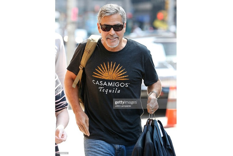 Bức ảnh diễn viên George Clooney mặc áo phông in khẩu hiệu phản đối ông Donald Trump đã bị chỉnh sửa kỹ thuật số -0