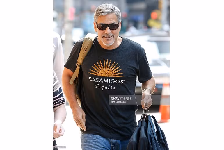 Bức ảnh diễn viên George Clooney mặc áo phông in khẩu hiệu phản đối ông Donald Trump đã bị chỉnh sửa kỹ thuật số -0