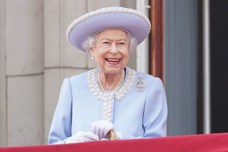 Nữ hoàng Elizabeth II đứng trên ban công Cung điện Buckingham theo dõi lễ diễu hành. (Ảnh: AP) Lễ diễu hành mở màn Đại lễ Bạch kim của Nữ hoàng Anh Elizabeth II -0