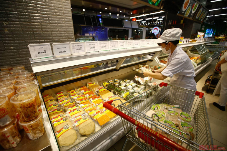 Hà Nội: Hàng hóa siêu thị dồi dào, chợ dân sinh không thiếu hàng tươi sống -0